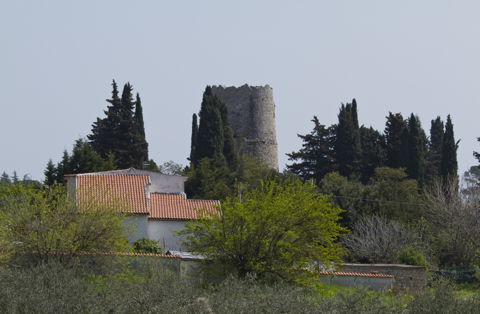 Il mausoleo tradizionalmente conosciuto come Tomba di Cicerone, tra gli alberi a Formia